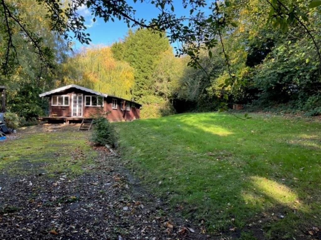 Lot: 59 - DETACHED COTTAGE AND CABIN WITH POTENTIAL AND APPROX 20 ACRES OF WOODLAND - Doctors Wood Lodge Chelsfield with potential